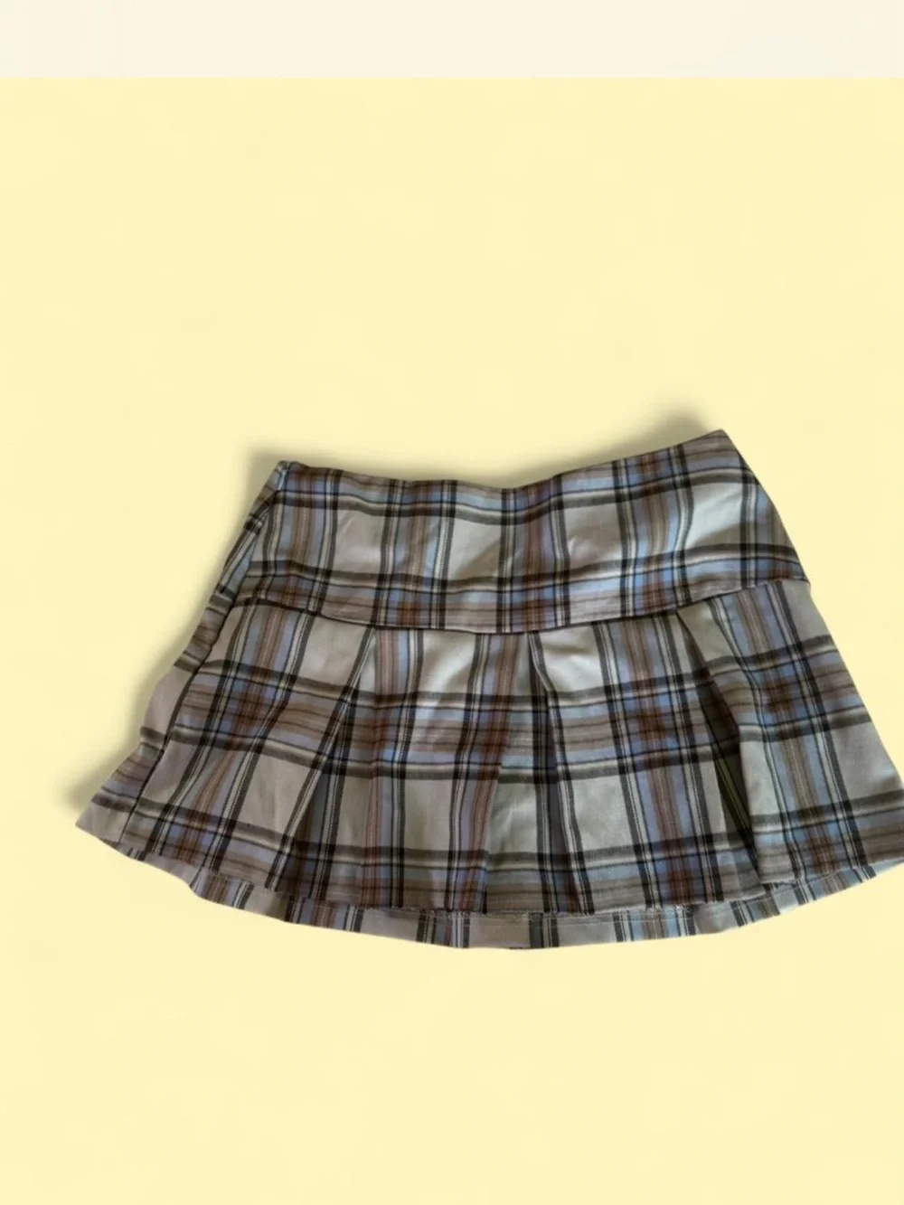 Charlotte Russe Gray Plaid Pleated Mini Skirt with Blue Accents - Picture 2 of 4